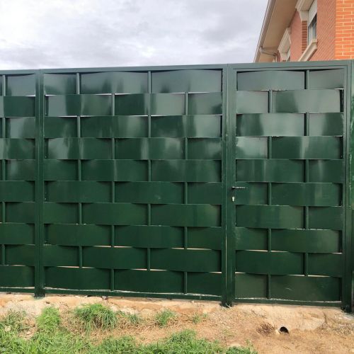 PUERTA DE HIERRO DOS HOJAS CON TUBOS Y CHAPAS ENTRELAZADAS