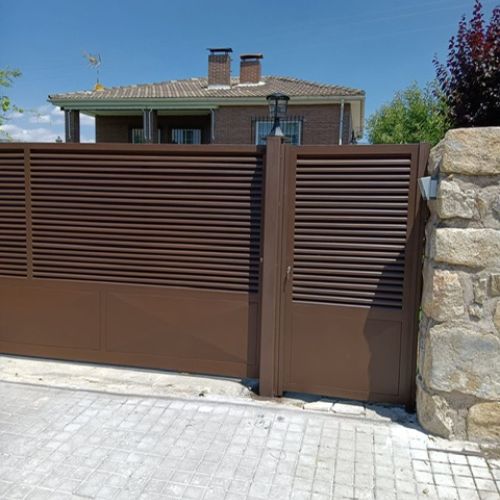 PUERTA CORREDERA Y PUERTA PEATONAL DE LAMAS Y CHAPA INFERIOR