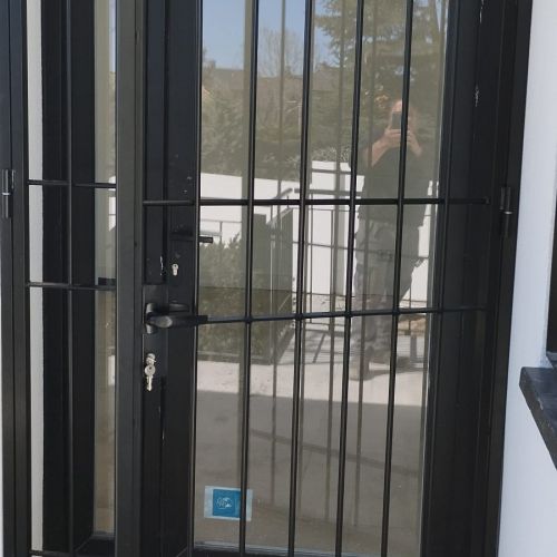 PUERTA CON BARROTES VERTICALES Y HORIZONTALES