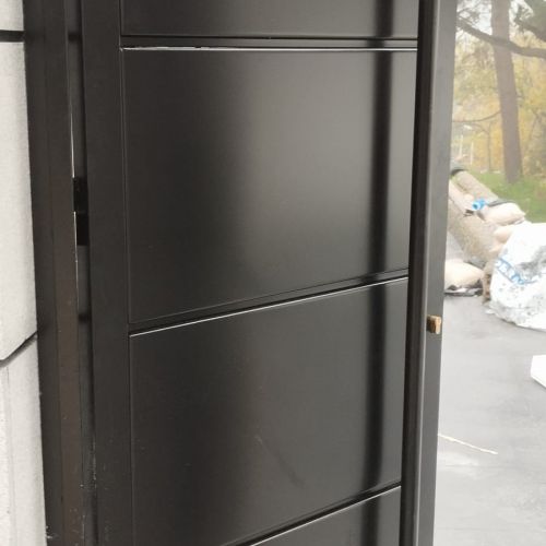 PUERTA CON BANDEJAS DE CHAPA Y TIRADOR DE TUBO REDONDO