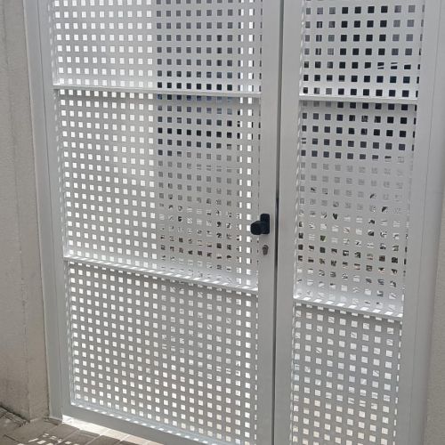 PUERTA DE ENTRADA COMUNIDAD COMPUESTA CON CHAPA PERFORADA