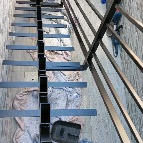 ESTRUCTURA DE ESCALERA DE HIERRO Y BARANDILLA