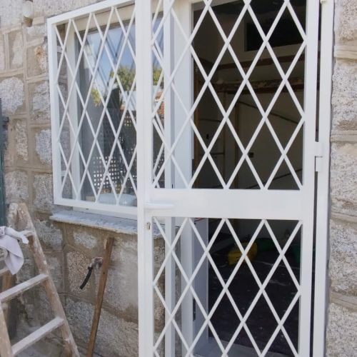 PUERTA Y REJA DE BANDERA CON BARILLAS