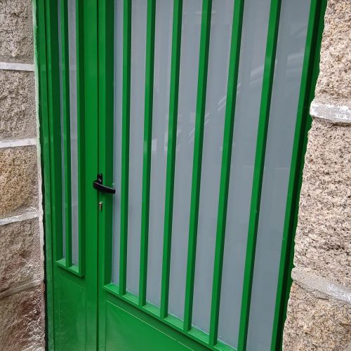 PUERTA DE HIERRO CON BARROTES Y CHAPA CIEGA INFERIOR