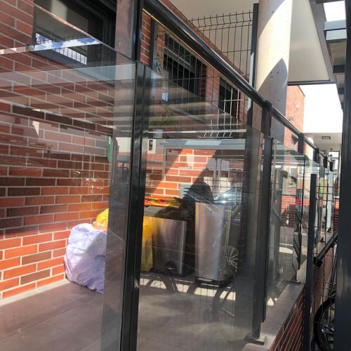 Barandilla de hierro con cristales