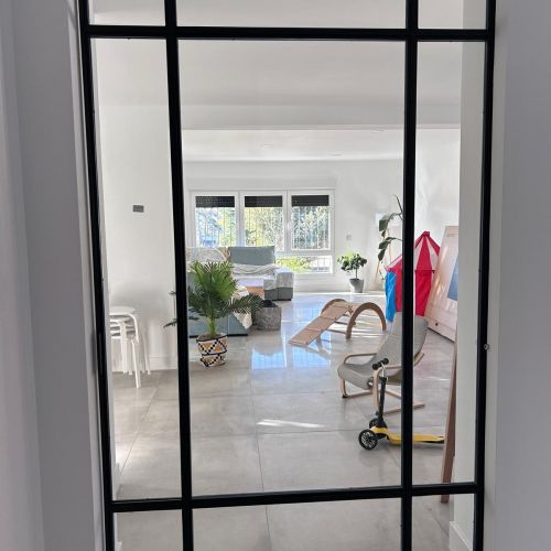 FIJO DIVISION DE OFICINA CON CRISTAL CON BARROTILLOS NEGROS