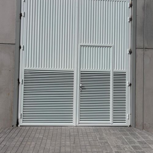 PUERTA DE DOS HOJAS CON CHAPA PEGASO Y LAMAS PARA VENTILACION