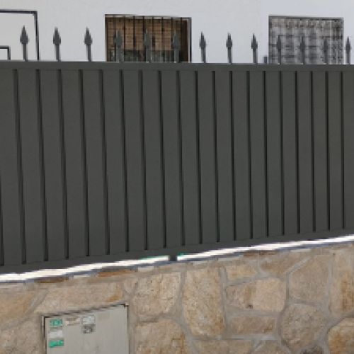 VALLADO CHAPA PUERTA VERTICAL CON PUNTAS DE LANZA