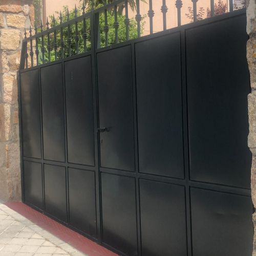 PUERTA DE HIERRO DOS HOJAS CUARTERONES DE CHAPA Y BARROTES