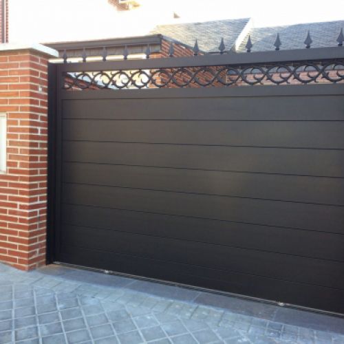 PUERTA DE ENTRADA DE VEHICULOS