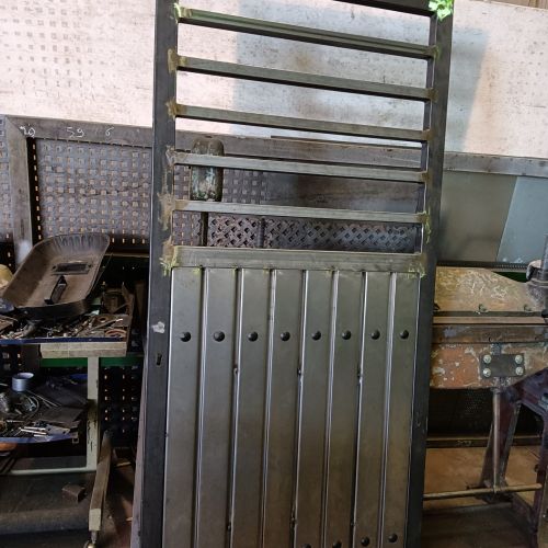 PUERTA PEATONAL ACABADA SIN PINTURA