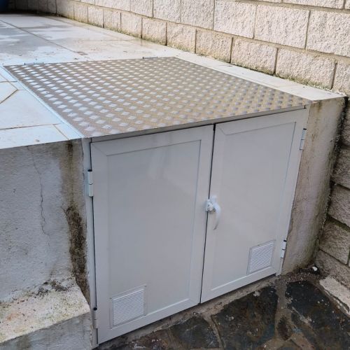 PUERTAS Y TAPA DE ALUMINIO ABATIBLE CON MUELLE HIDRAULICO