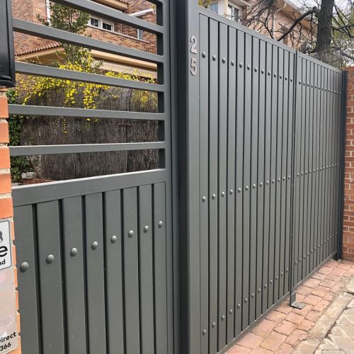 PUERTA DE HIERRO CHAPA PUERTA CON TACHUELAS