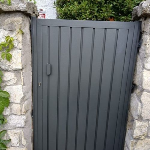 PUERTA CON CHAPA PUERTA VERTICAL