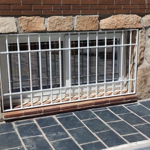 REJA BARROTES MACIZOS VERTICALES Y BARILLA PERFORADA HORIZONTAL